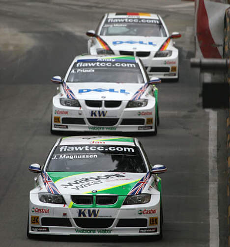 Jan Magnussen foran holdkammerat Andy Priaulx.